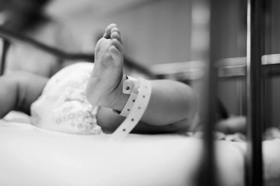 Bebê pequeno deitado em uma cama de hispital que pode ter Baixa Estatura e Nanismo