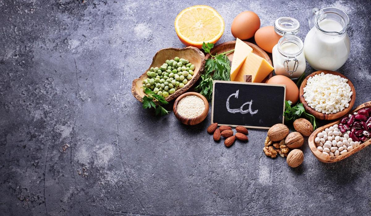 Alimentos sobre a mesa ricos em cálcio na dieta para uma vida saudável