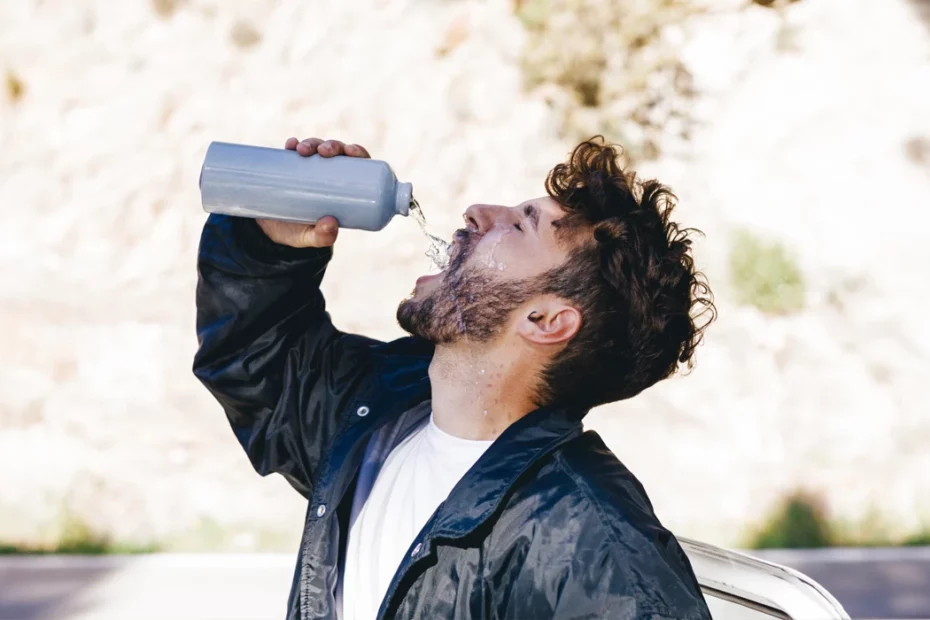 Homem com muita sede tomando água por conta do diabetes insípido.