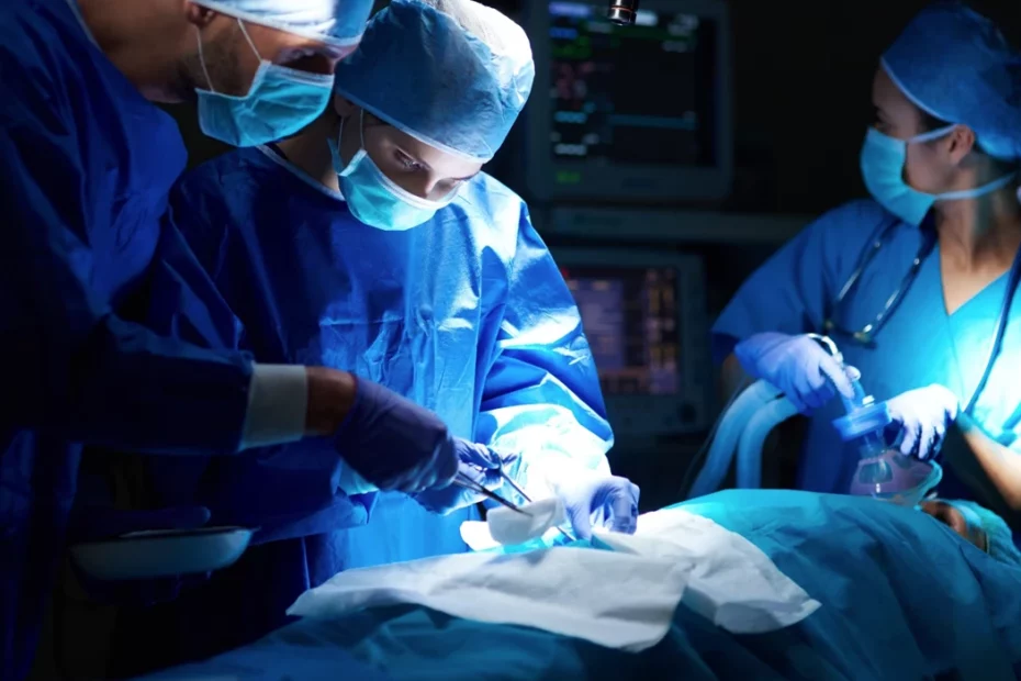 Médicos realizando uma cirurgia bariátrica em um paciente