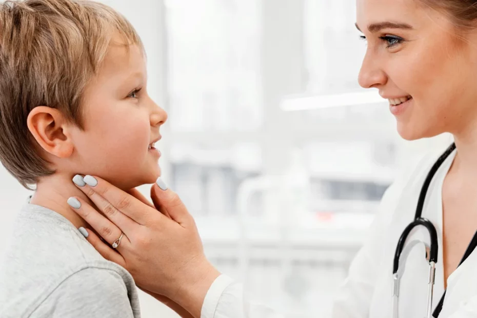 Médica examinando Doenças da Tireoide em Crianças