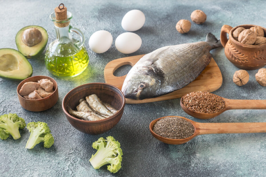 Uma mesa com vários alimentos para mostrar a importância do Omega-3 em nossa alimentação.