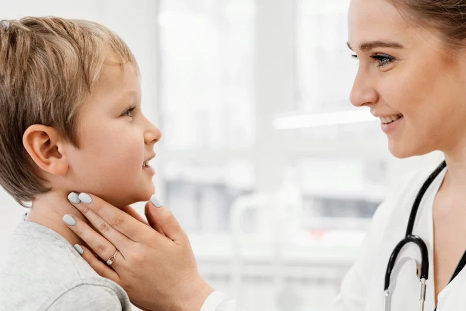 Médica verificando hipotireoidismo em crianças